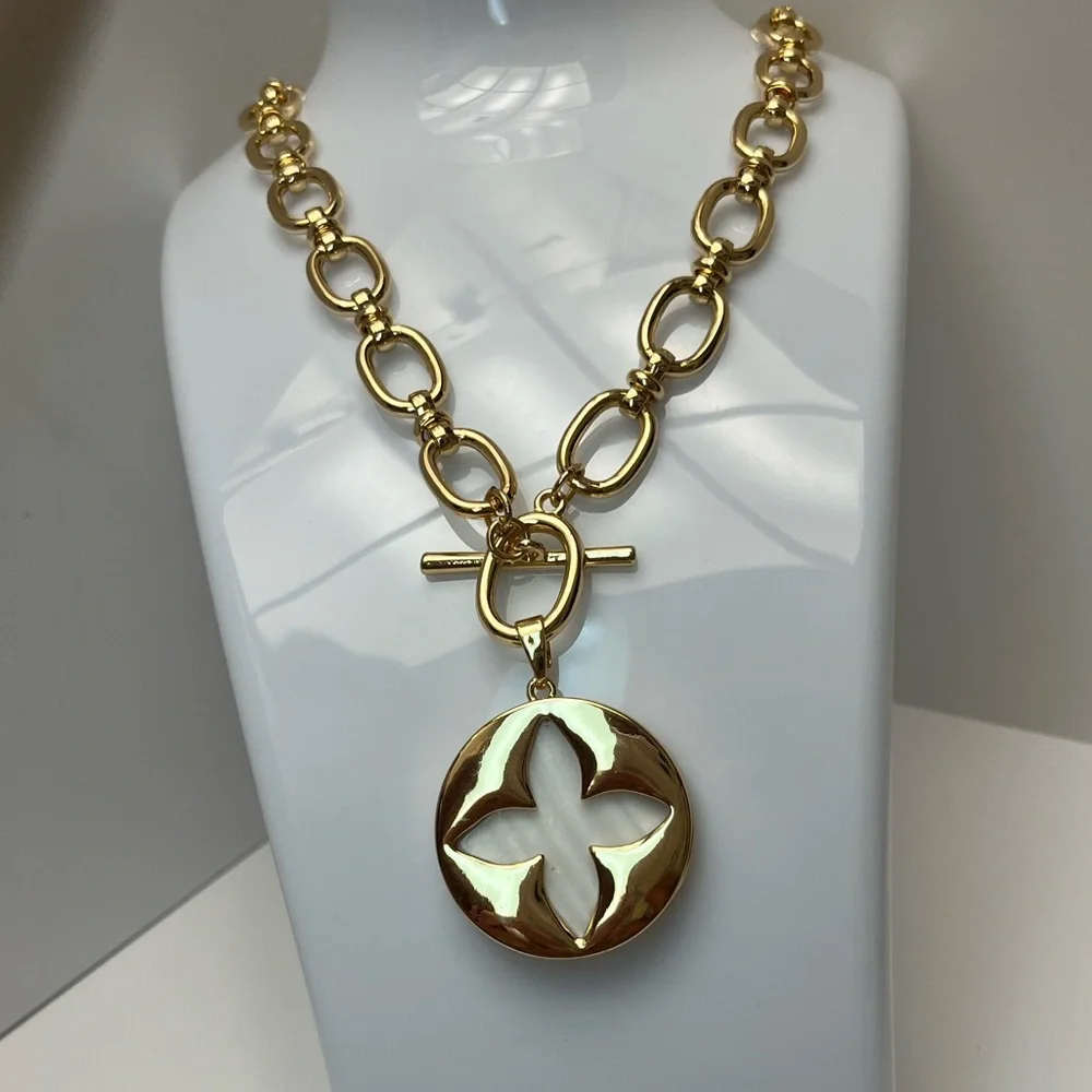 NWT ⚜️🤍⚜️ Camila Coelho Gorgeous Mother of Pearls medallion Necklace - Picture 7 of 16